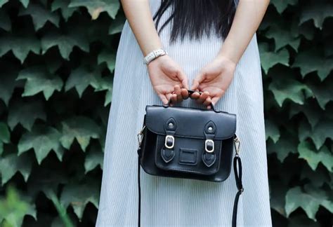 fake leather bag smells like fish